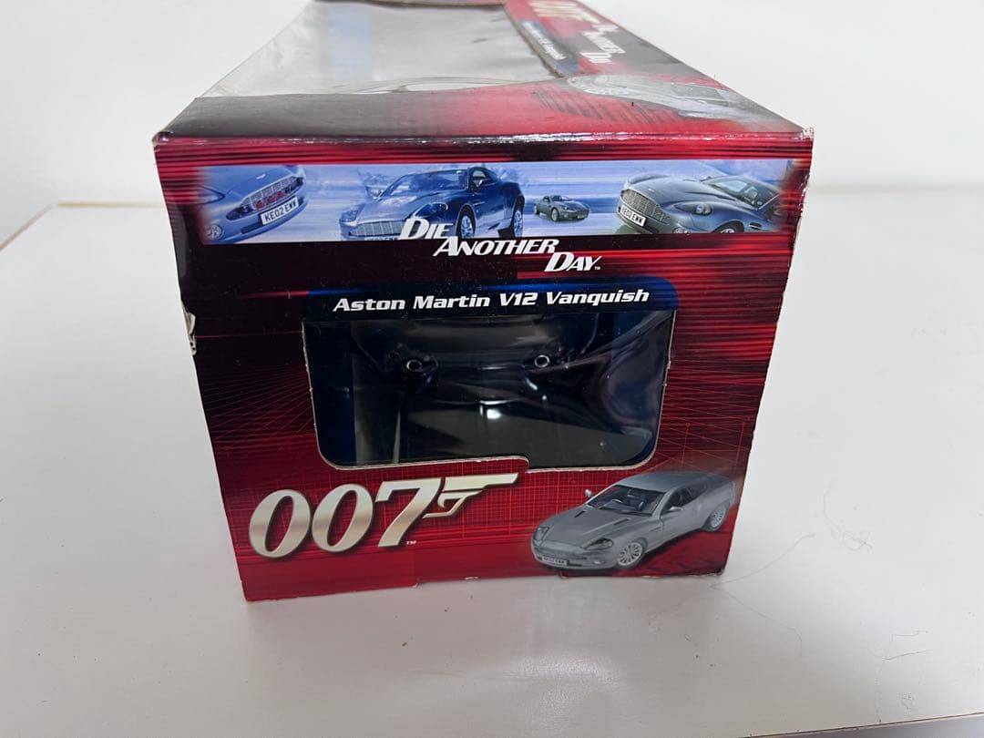 007 Aston Martin V12 Vanquish ジェームズボンド