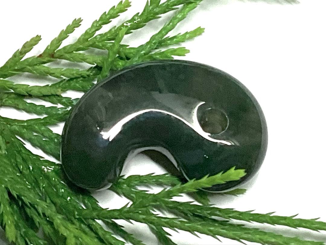 ✳絶品‼️濃厚青緑の碧玉　出雲石勾玉　最高級品　幻の透かし‼️コレクション　鑑別書付