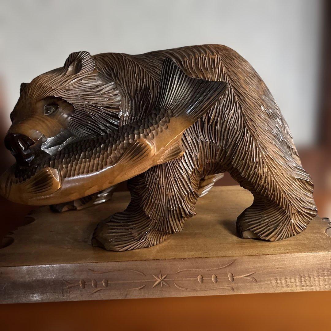 木製クマの彫刻 魚を咥えたデザイン