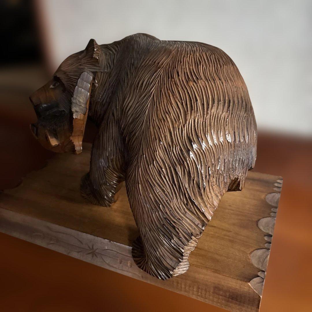 木製クマの彫刻 魚を咥えたデザイン