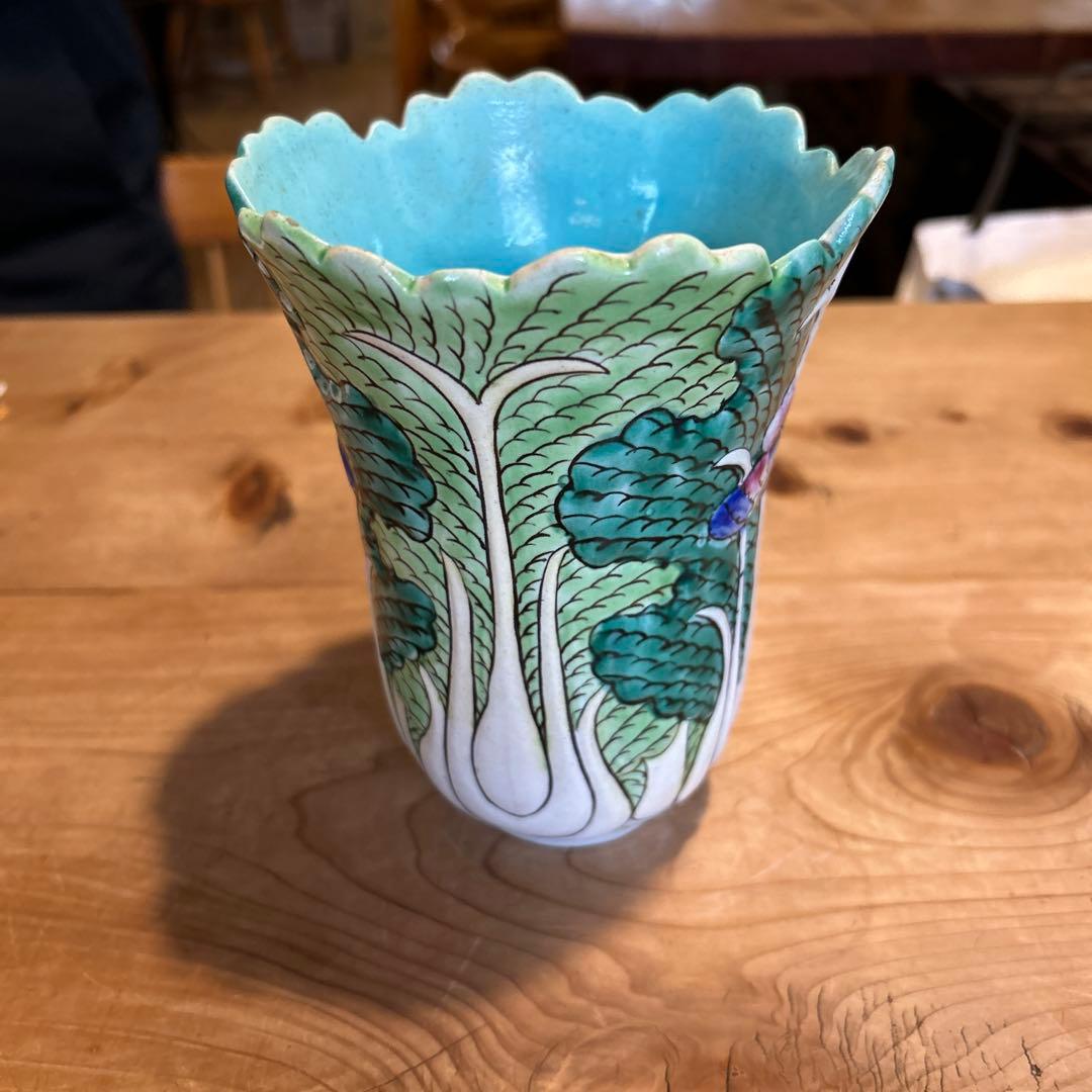 青緑色の花模様の陶器カップ