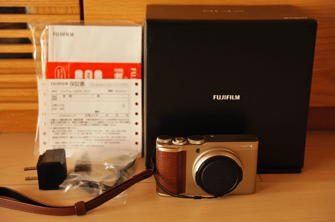 美品　富士フィルム　XF10　シャンパンゴールド（元箱付き）