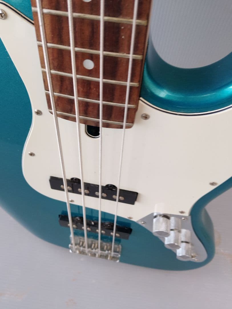 Bacchus（バッカス）のジャズベースタイプのエレキベース(あ84)