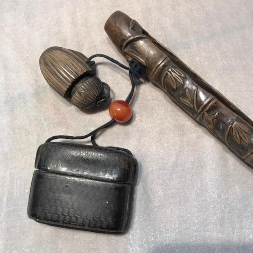 腰差煙草入れ　煙管筒　アイヌ彫り柘植竹形鋤彫