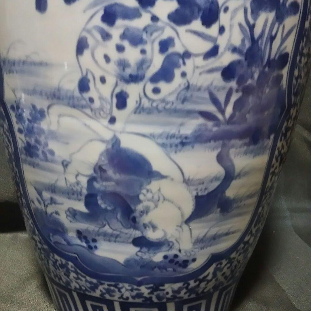 お値引き 古伊万里 大きな壺 白抜き蛸唐草模様に猫が三匹