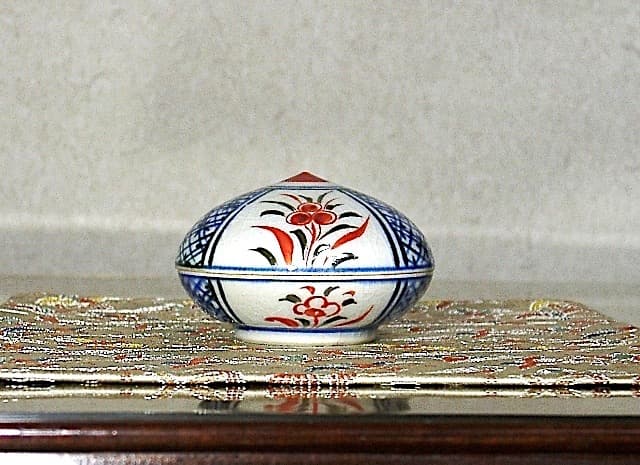 京焼・清水焼 伊東陶山(二代)作 赤絵 宝珠香合 共箱 無傷 保証。