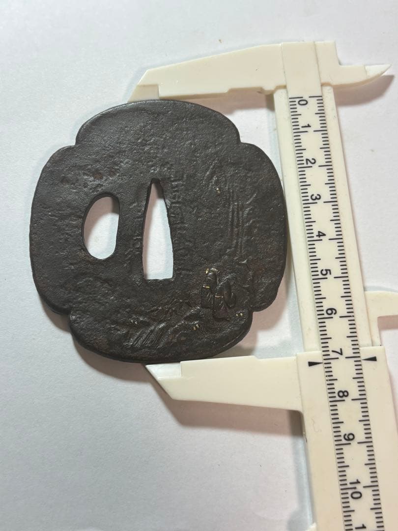 鐔鍔つば　山城国伏見住金家　在銘　唐人物　風景図　鉄地　江戸時代