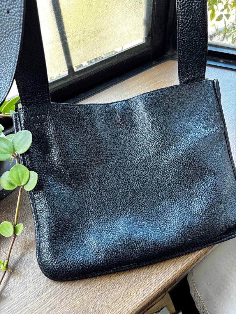 土屋鞄　ブラックレザーショルダーバッグ