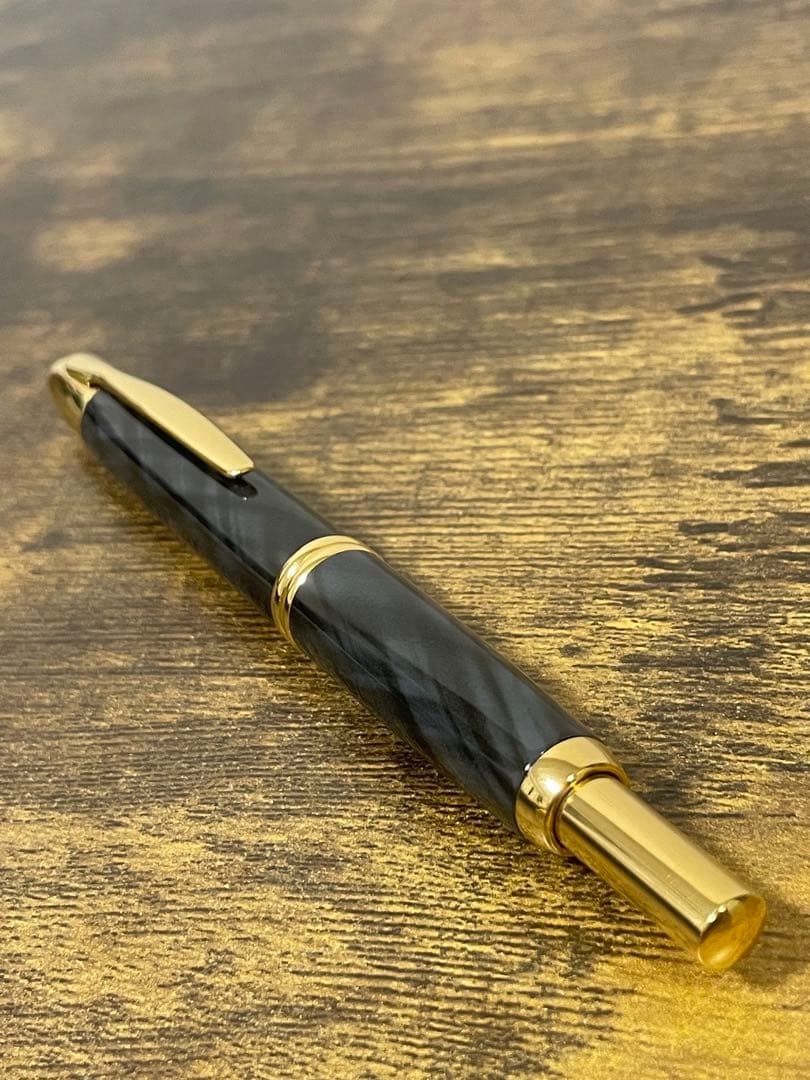 新品未使用　ブラック　マーブル　18k F キャップレス　万年筆　パイロット