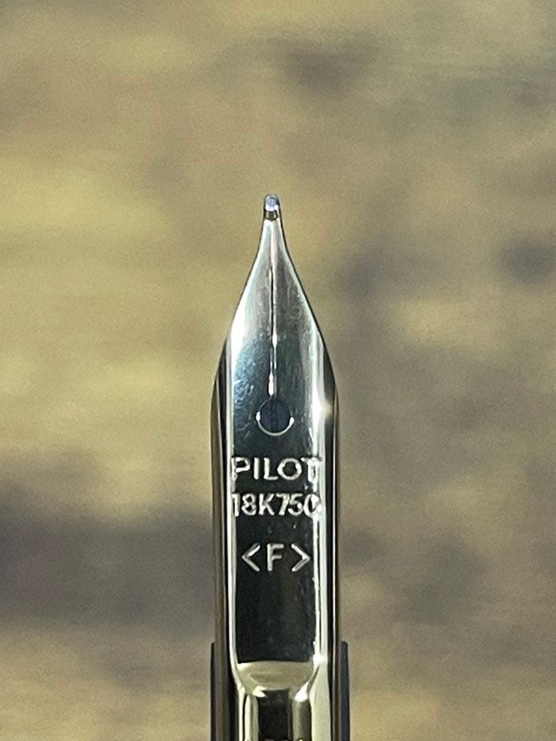 新品未使用　ブラック　マーブル　18k F キャップレス　万年筆　パイロット