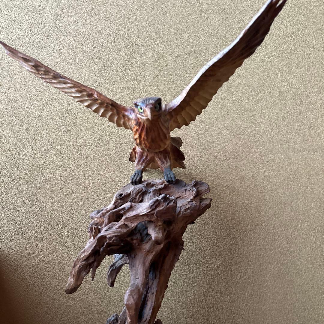 木彫り　鷹　台座付き