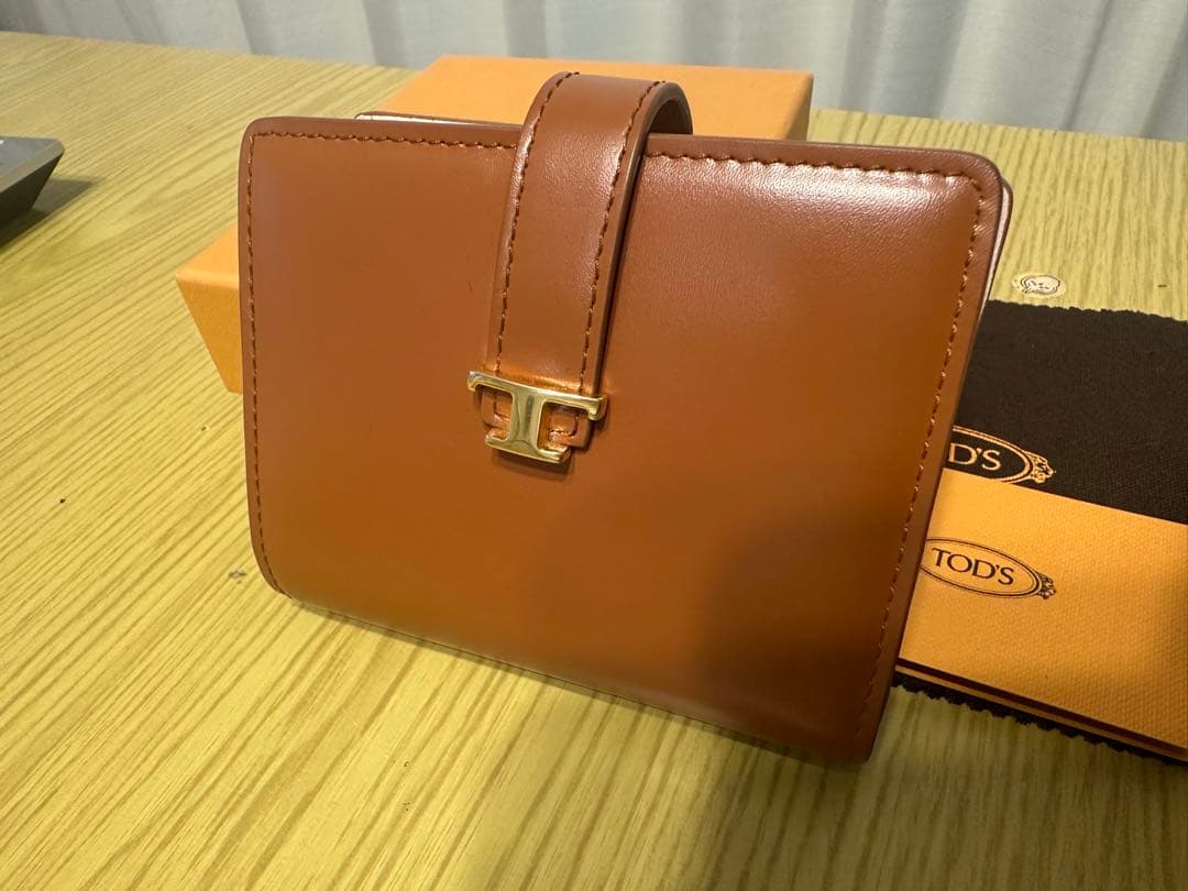 TOD'S Timeless 二つ折り財布　ブラウン