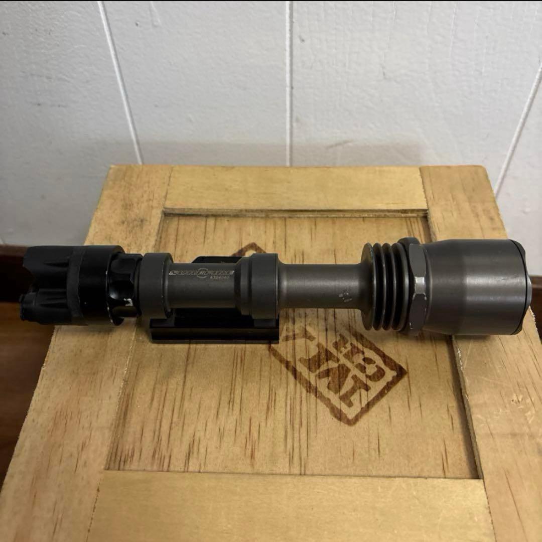 米軍実物　SUREFIRE M962 WEAPON LIGHT SYSTEM