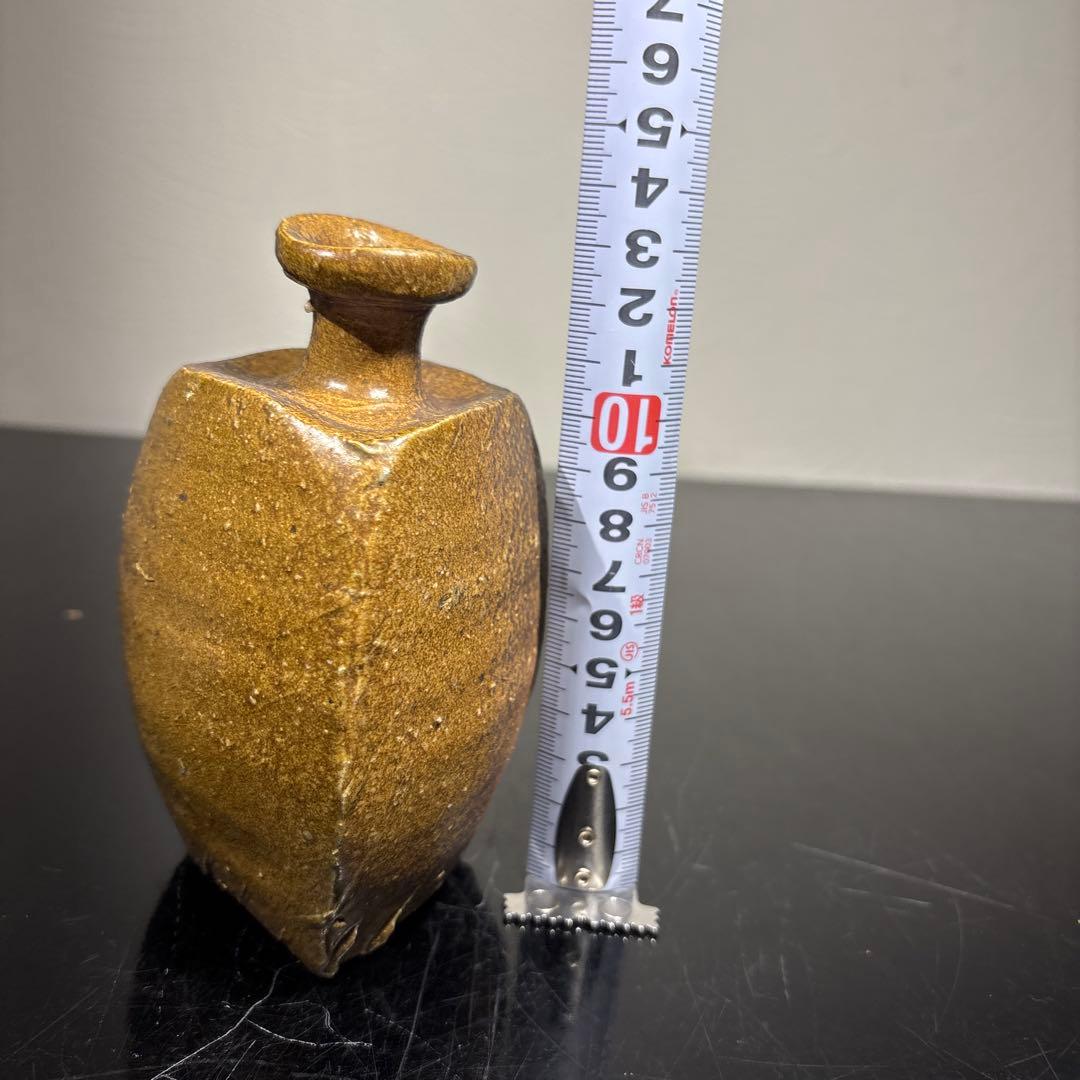 真作　隠崎隆一　三つ足備前徳利　高さ約13.5センチ