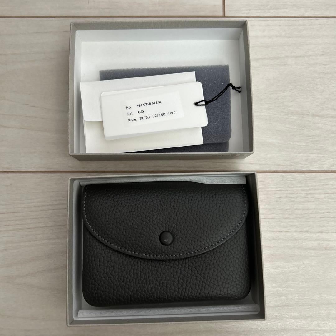 STUDIO LA CAUSE 内縫いフラップ財布 M グレー