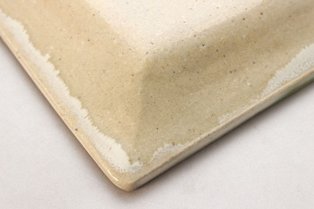 No4437 益子民窯　佐久間藤太郎 造　乳白釉梅花絵飾皿　共箱　角皿　送料無料