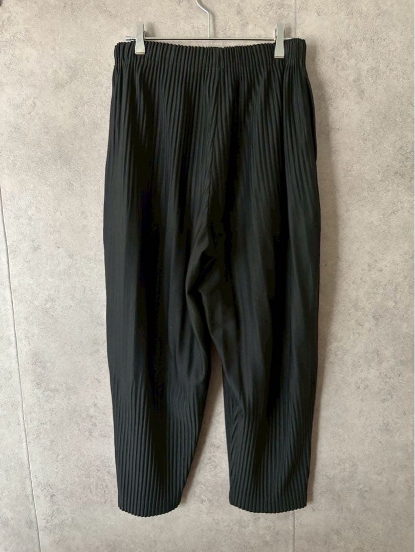 オムプリッセイッセイミヤケ　消しプリーツ　テーパードプリーツパンツ