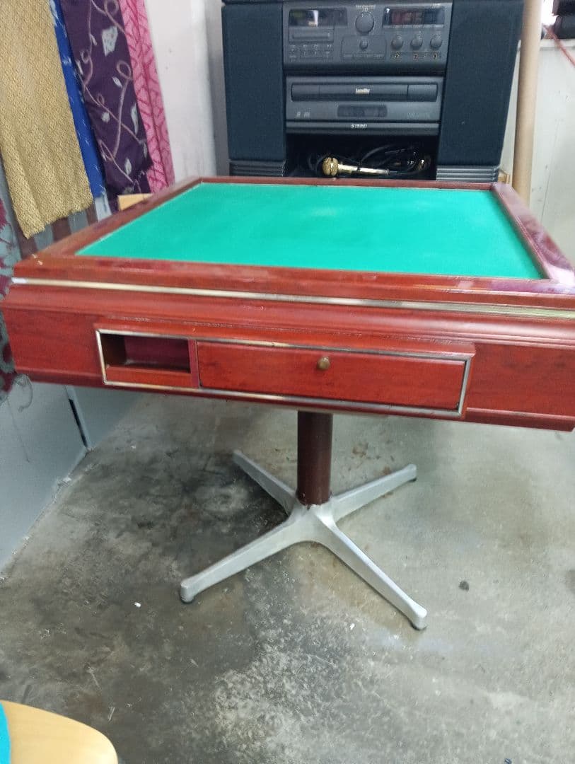 麻雀の台　全自動の麻雀台ですが壊れたので　上にマットをひいています　直接取りに来