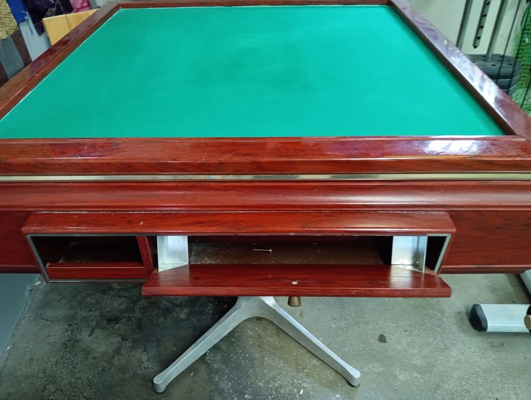 麻雀の台　全自動の麻雀台ですが壊れたので　上にマットをひいています　直接取りに来