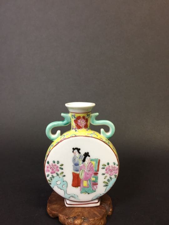 乾隆年製  粉彩 色絵 双耳 花卉人物瓶。年代物