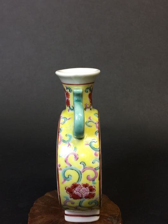 乾隆年製  粉彩 色絵 双耳 花卉人物瓶。年代物