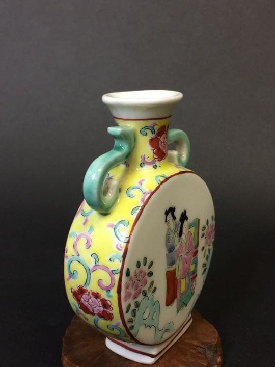 乾隆年製  粉彩 色絵 双耳 花卉人物瓶。年代物