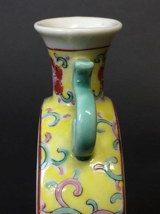 乾隆年製  粉彩 色絵 双耳 花卉人物瓶。年代物