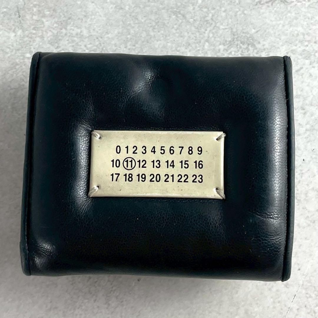 【大人気】マルジェラ 三つ折り財布 エンベロープ プリント カーフスキン 黒