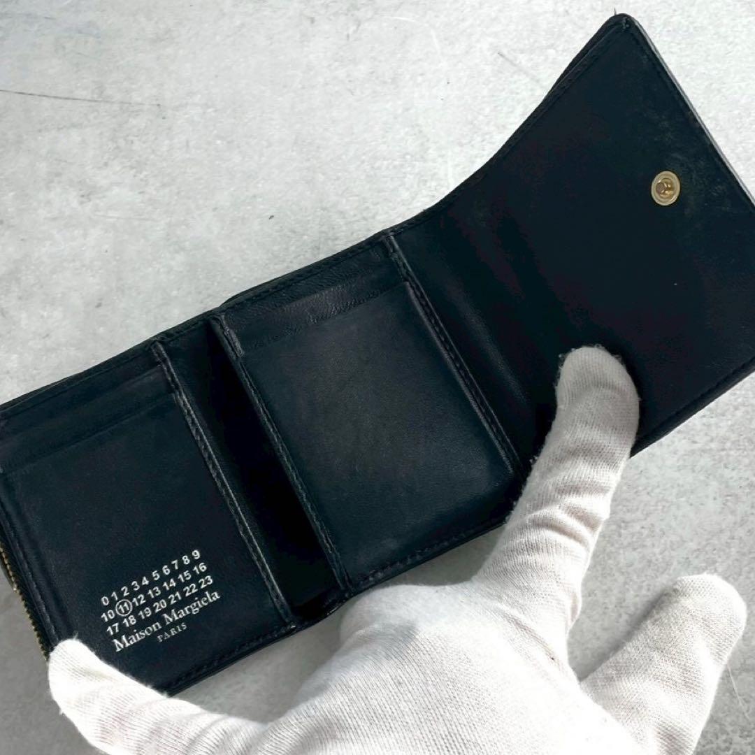 【大人気】マルジェラ 三つ折り財布 エンベロープ プリント カーフスキン 黒