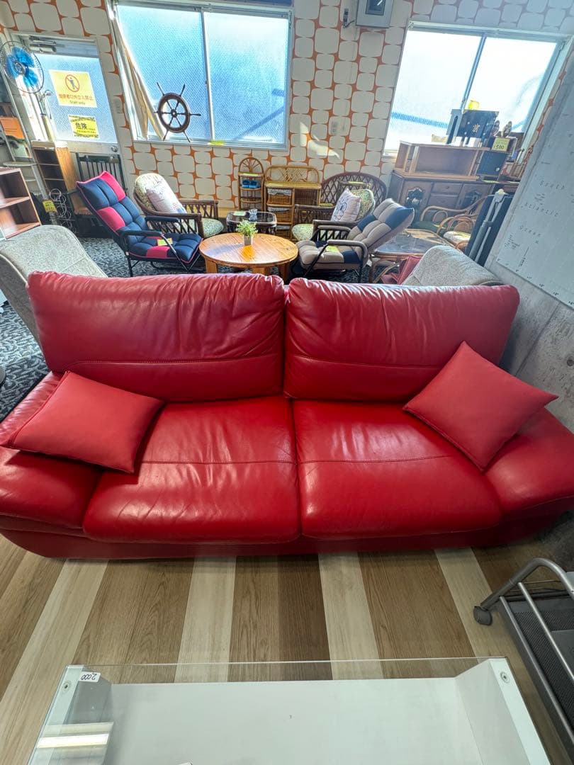 赤いレザー風ソファ 2つのクッション付き