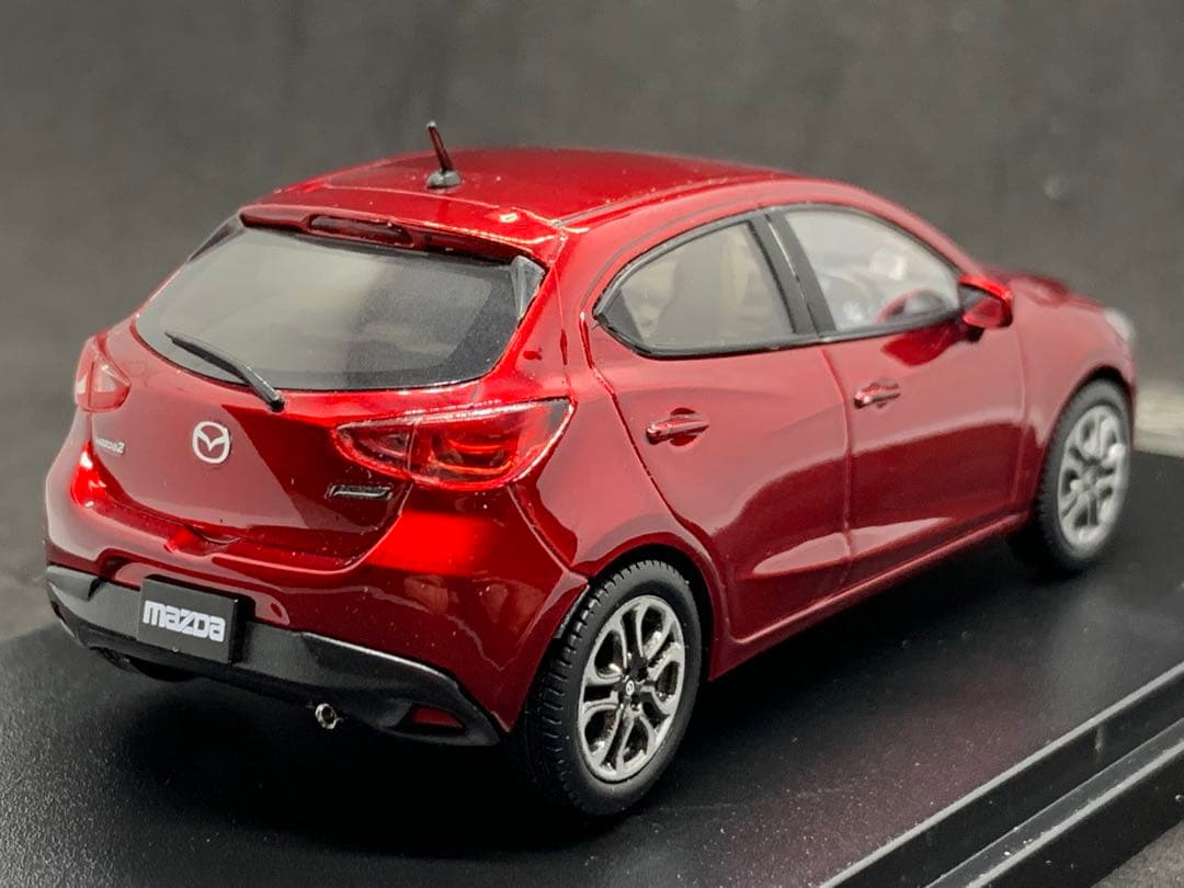マツダ　Mazda2 1/43ミニカー ソウルレッドクリスタルメタリック