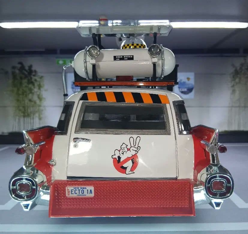 PYOMARO　Hot Wheels 1/18 Ecto-1A