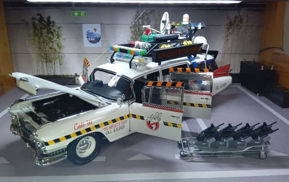 PYOMARO　Hot Wheels 1/18 Ecto-1A