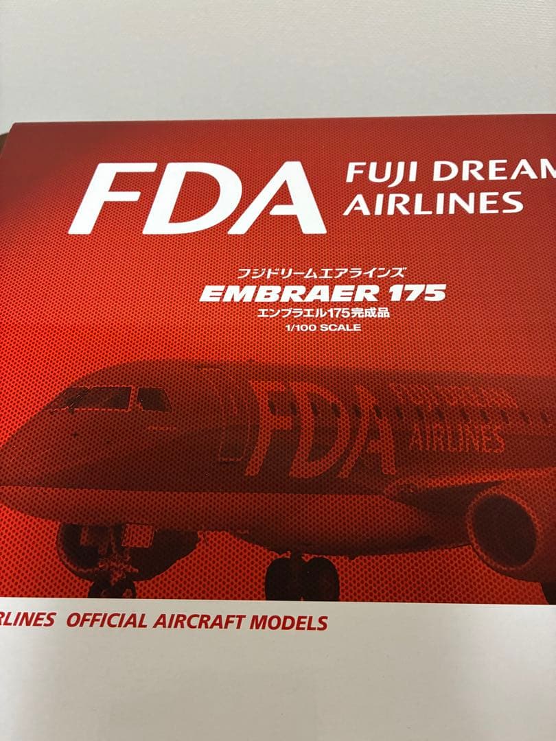 フジドリームエアラインズ 赤 EMBRAER 175 1/100スケール 完成品