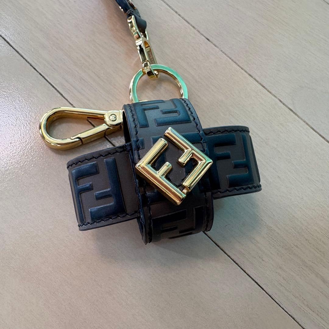 極美品【FENDI】AirPodsケース、ストラップセット、FF