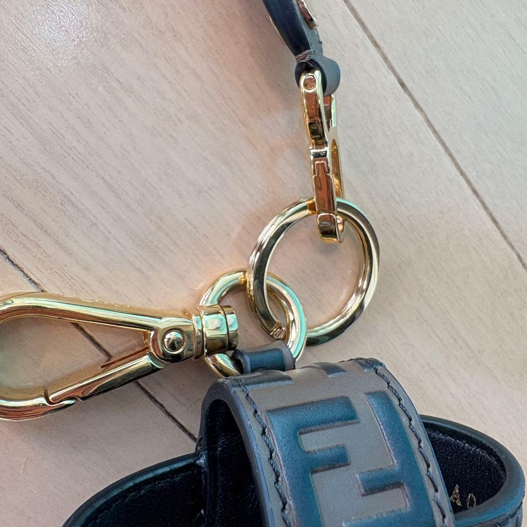 極美品【FENDI】AirPodsケース、ストラップセット、FF