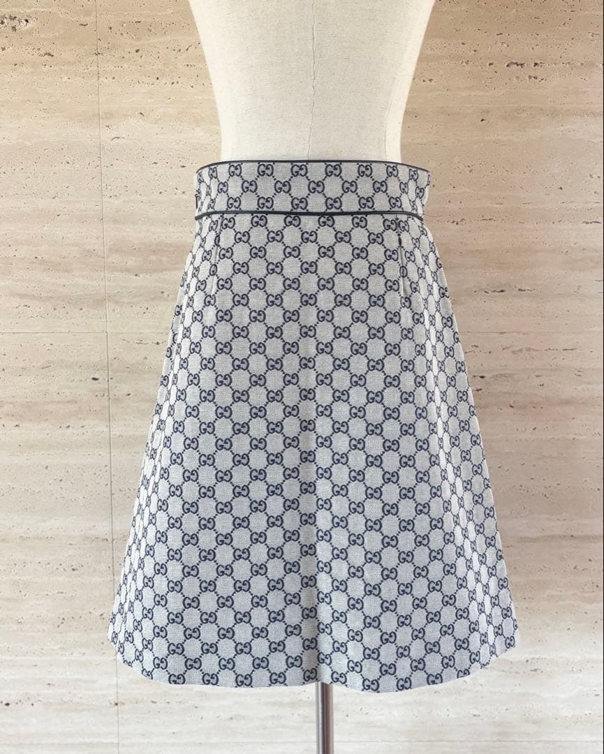 【GUCCI】美品！GG柄 スカート 40サイズ　タイガーボタン　総柄