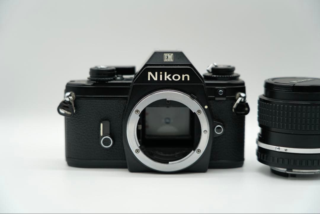 Nikon EM 一眼レフカメラ 100mm f/2.8レンズ付き