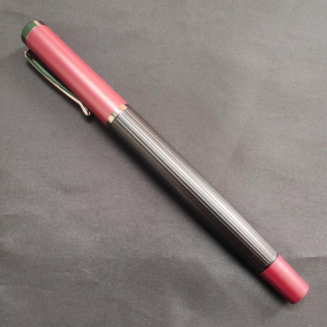 @赤と黒のストライプ万年筆 1