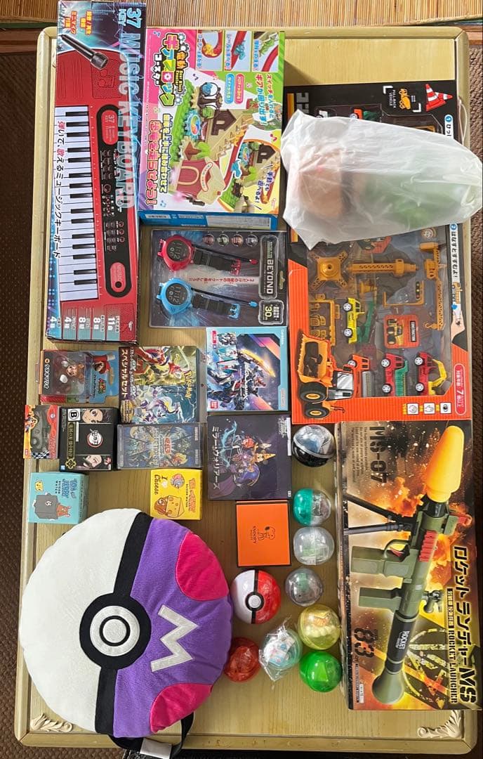 ポケモン、マリオ、遊戯王、カードゲーム、鬼滅の刃、等20点以上の色々まとめ売り！