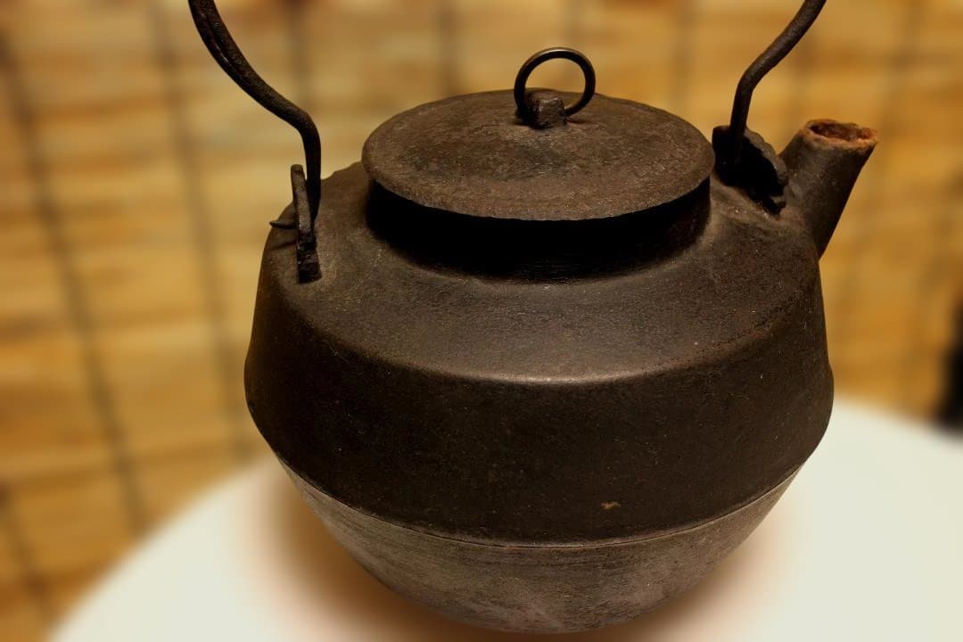 古鉄瓶　　銅環三足鉄砲口大鉄瓶　希少品　　水漏れなし