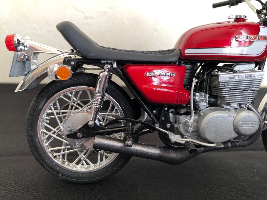 GT380-カスタムプラモデル・キャンディーレッドマイカ完成品・ケース付き。