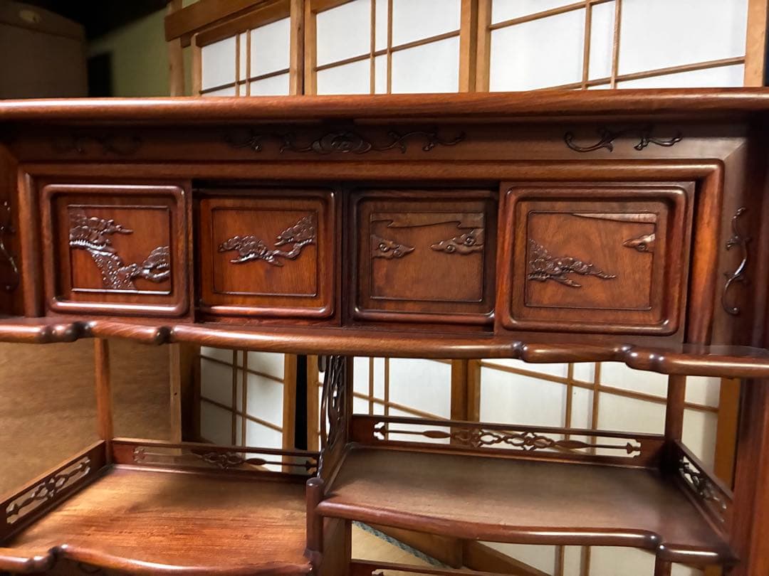 木製収納棚 自然モチーフ彫刻付き　茶棚