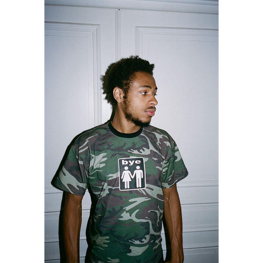迷彩柄 bye ロゴ Tシャツ