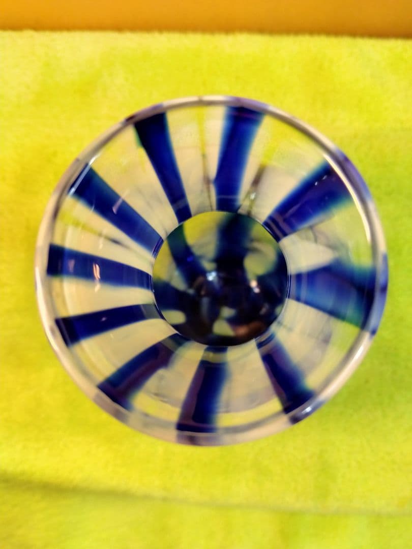 ウランガラス花瓶 (青＆透明のストライプ模様)