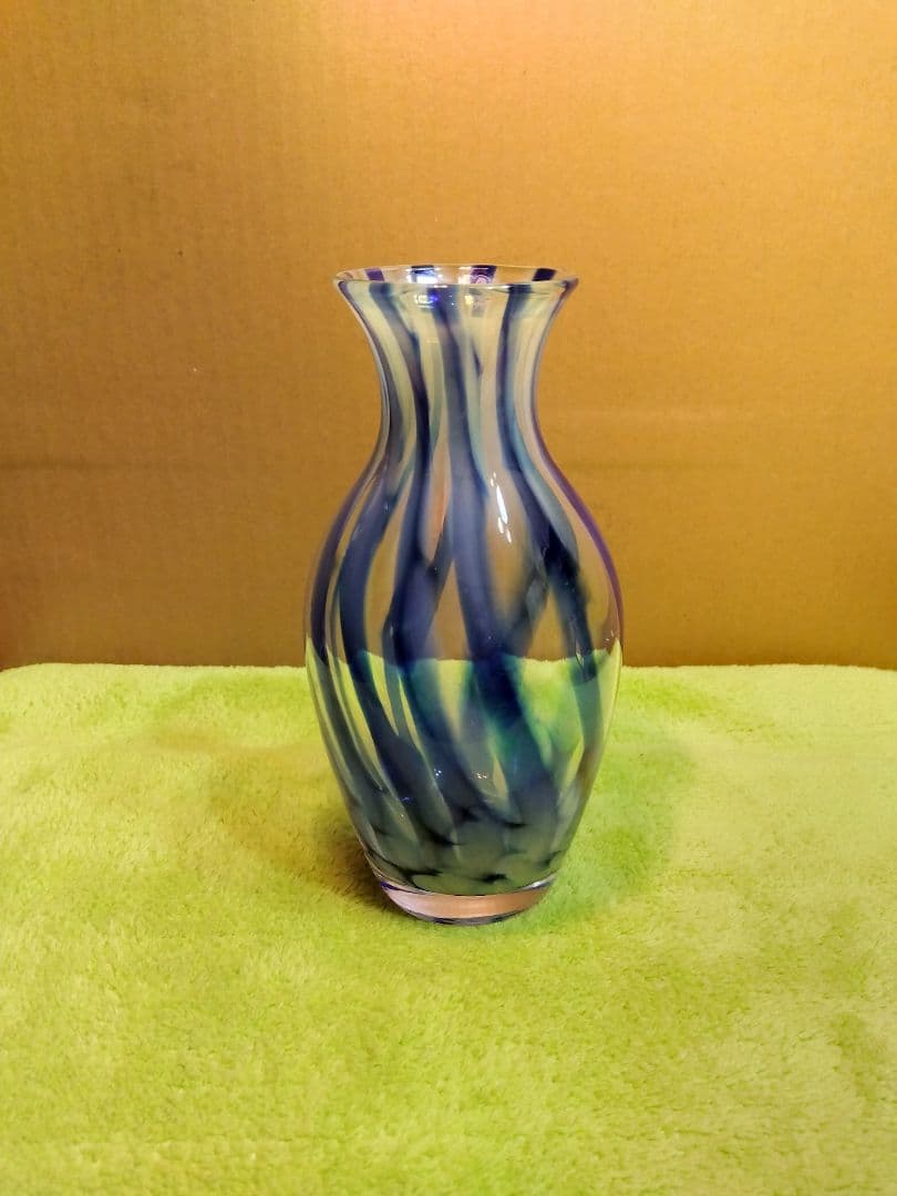 ウランガラス花瓶 (青＆透明のストライプ模様)