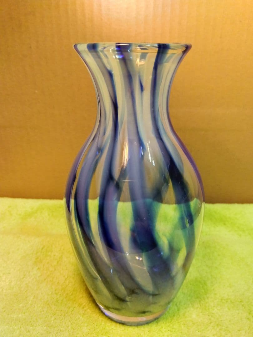 ウランガラス花瓶 (青＆透明のストライプ模様)