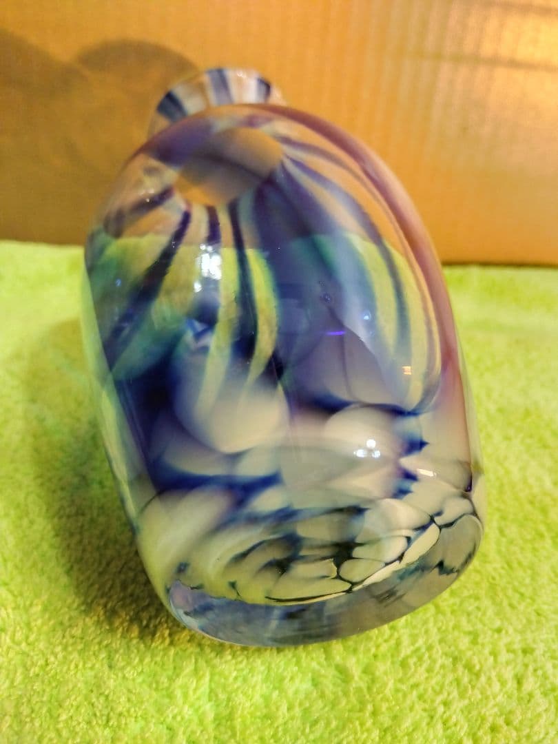 ウランガラス花瓶 (青＆透明のストライプ模様)