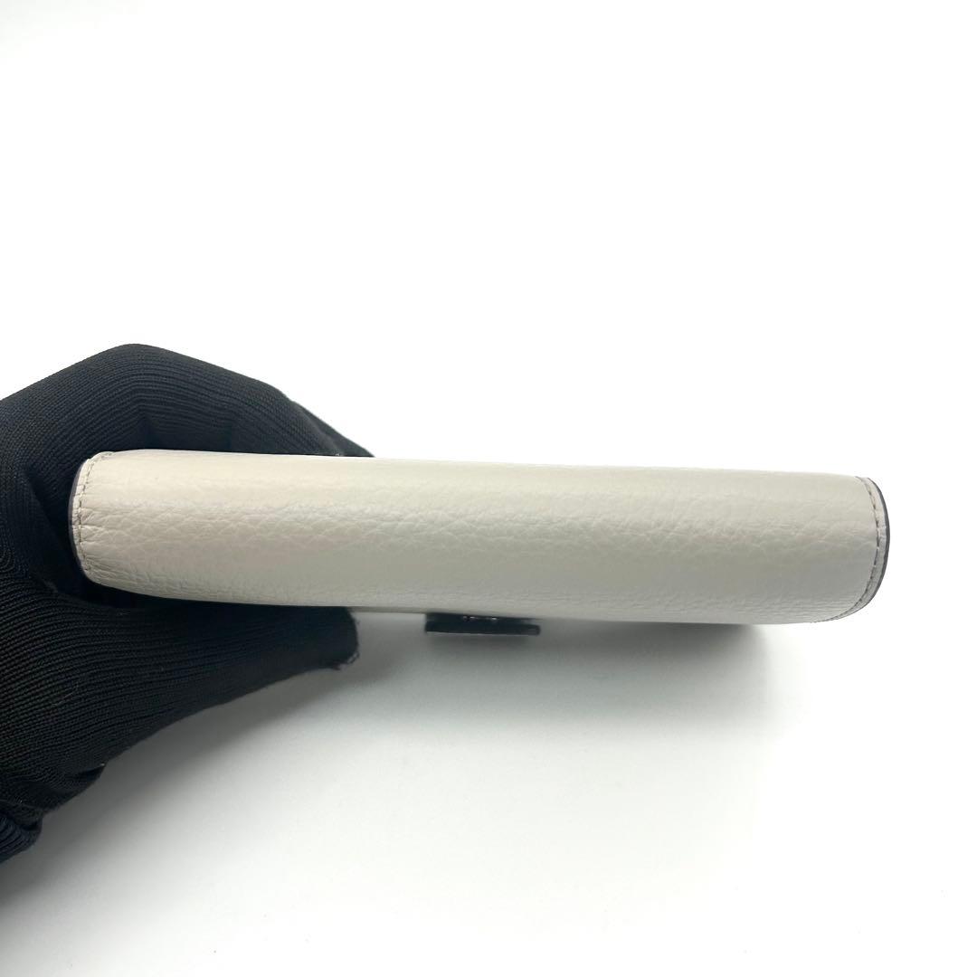 未使用級　FURLA　フルラ　カメリア　二つ折り財布　レザー　アーチロゴ