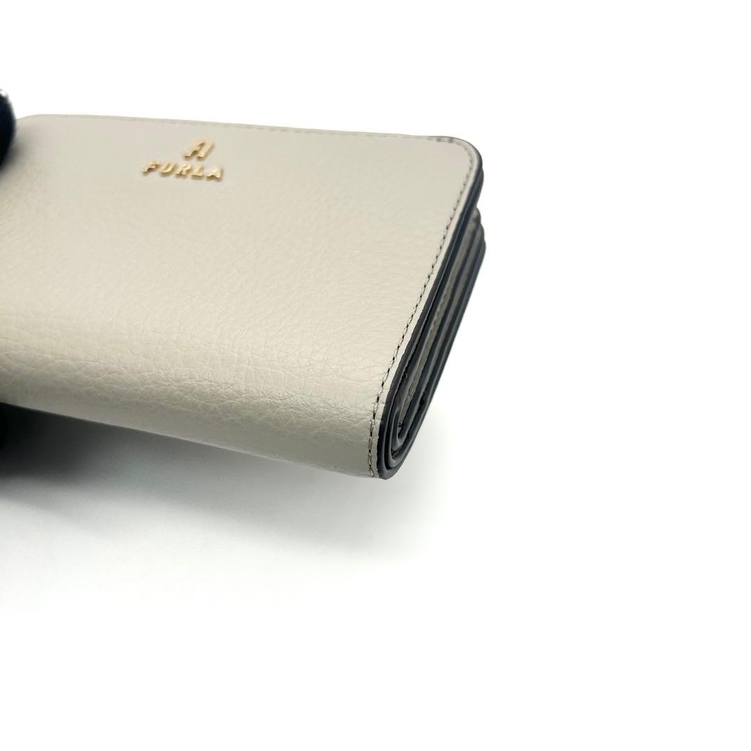 未使用級　FURLA　フルラ　カメリア　二つ折り財布　レザー　アーチロゴ